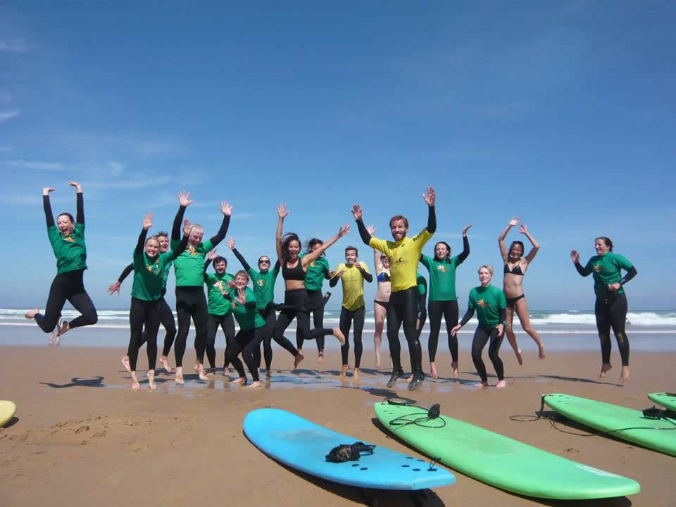 Equipa e alunos da Odeceixe Surf School na praia